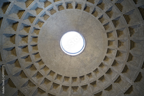 Intérieur du dome du panthéon de Rome