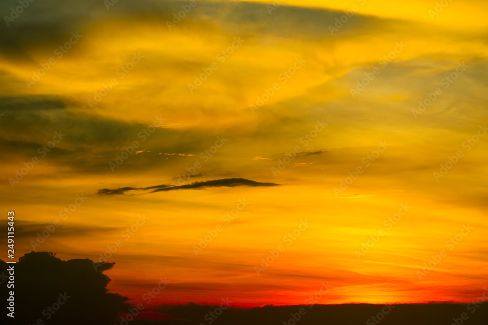 Obraz premium blurred sunset heap cloud in tropical red orange sky soft cloud