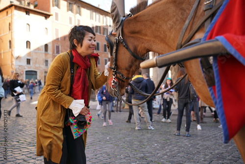 fmme caressant un cheval piazza delle rotonda Rome Italie