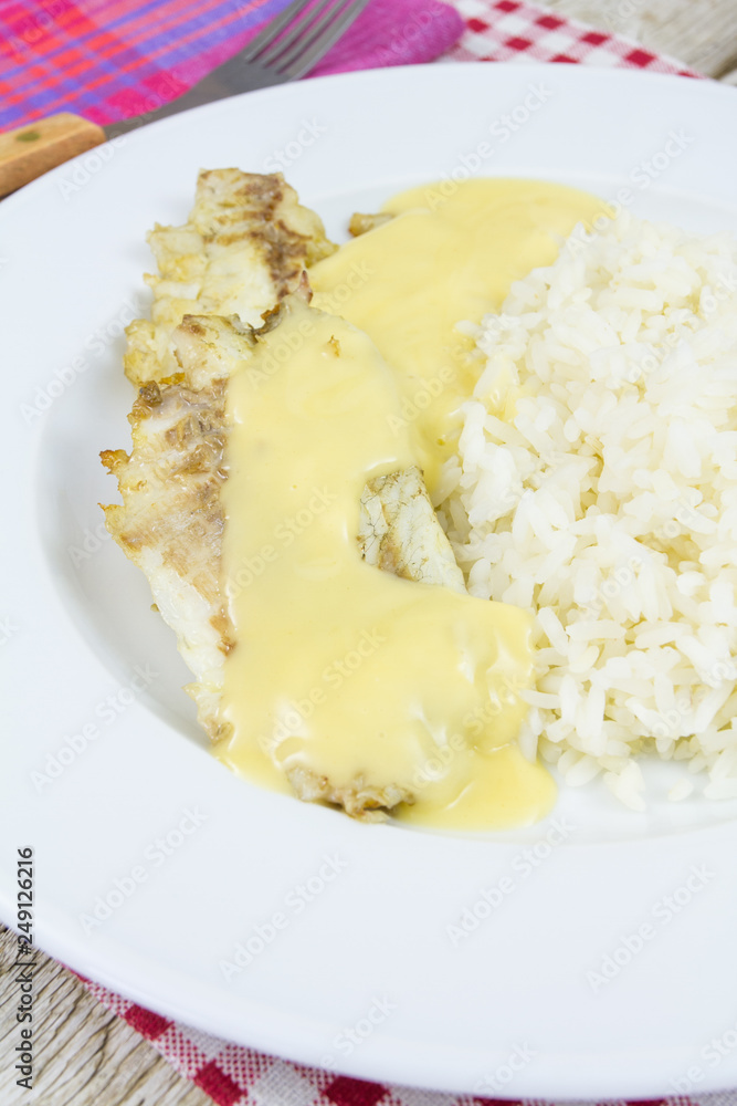 filet de poisson, sauce beurre blanc et riz Stock Photo | Adobe Stock