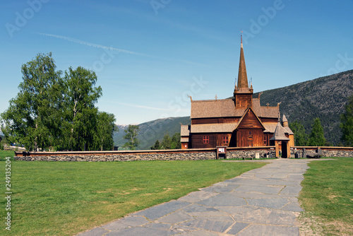 Die historische Stabkirche in Lom Norwegen photo