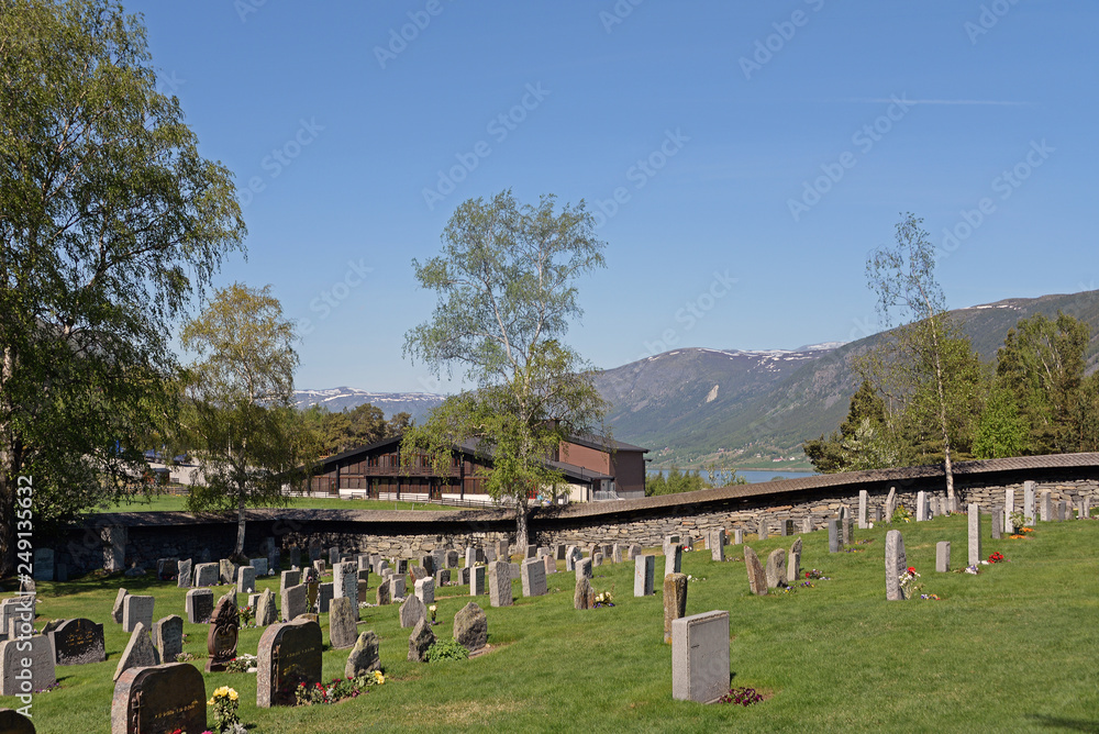 Friedhof an der Stabkirche Lom Norwegen