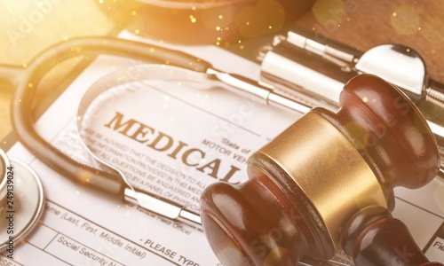 Canvastavla Wooden gavel and stethoscope, close-up view