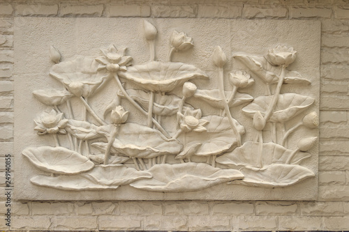 Obraz na plátne Beautiful white lotus stucco patterned on the boundary wall