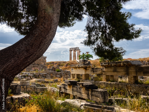 Canvas Print Ruins of ancient city of Corinth and Temple of Apollo shot at serene daytime