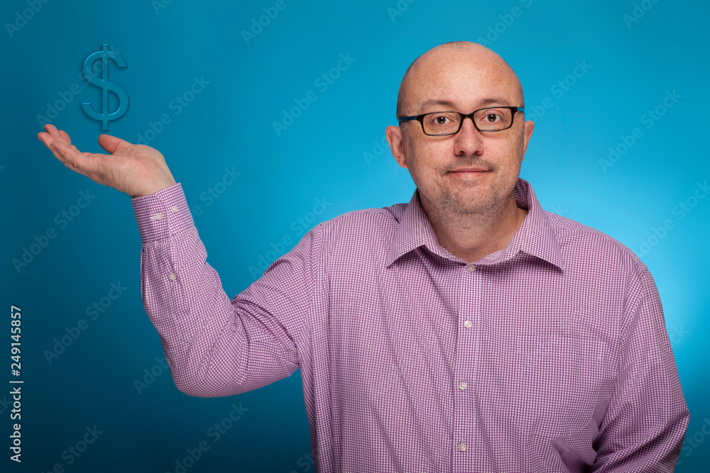 Naklejka premium A businessman in a piked shirt holds a dollar sign in the hand