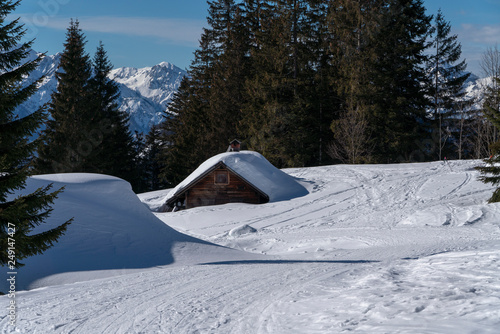 Hütte in den Bergen versinkt in Schneemassen