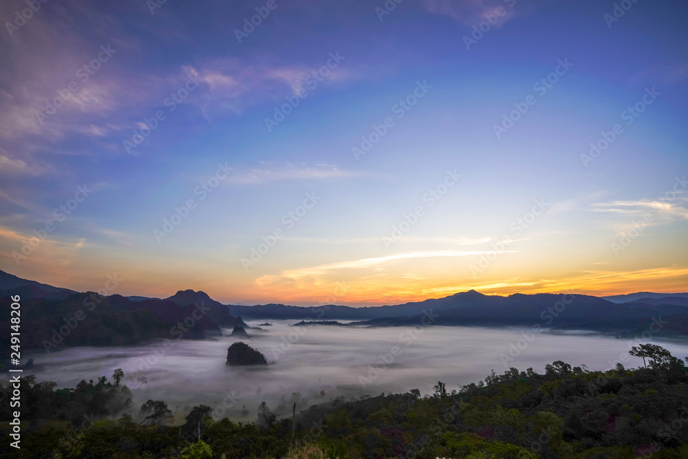 Obraz premium sunrise with fog sea below the mountain.
