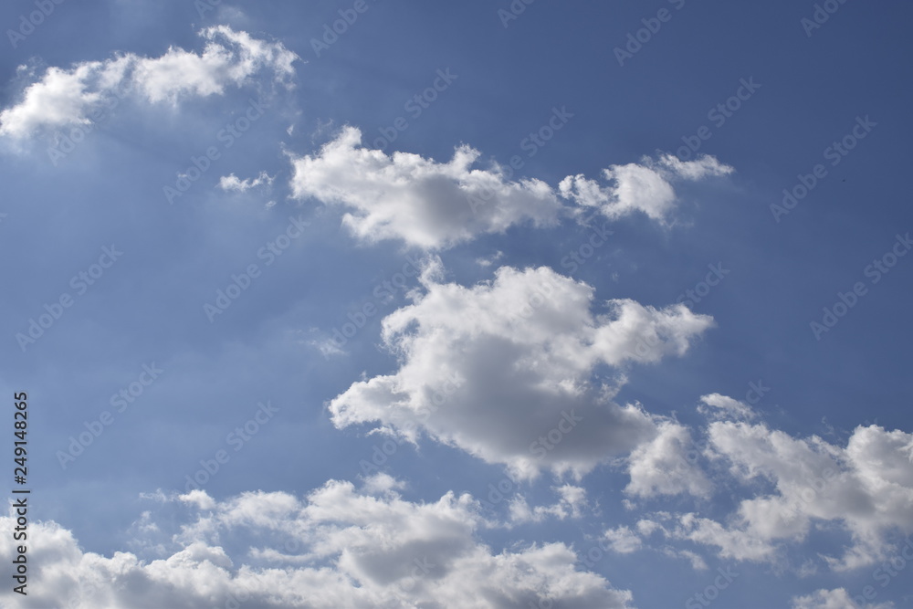 Céu azul e nuvem cumulus Céu azul e nuvem cumulus