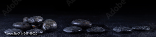 Photo Panoramic image of zen stones with water drops on a black background