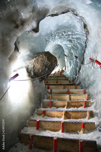 Tunnel im Hintertuxer Gletscher Natur Eis Palast photo