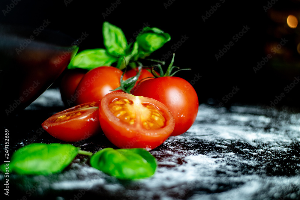 Tomate Basilikum, frischer Salat Tomate Basilikum, frischer Salat