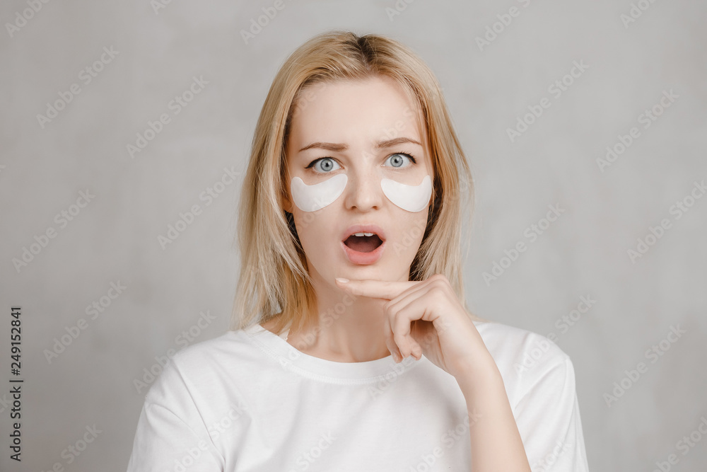 Patches to restore skin under eyes. Concept pore cleansing, rejuvenation spa procedure home Patches to restore skin under eyes. Concept pore cleansing, rejuvenation spa procedure home