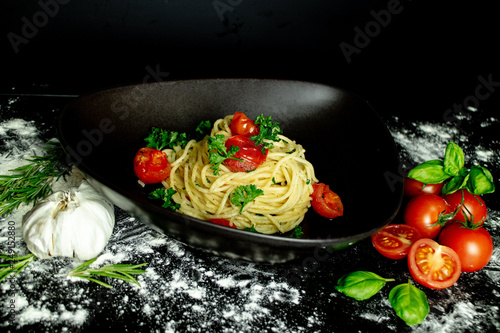 Hausgemachte Spaghetti Aglio, Knoblauch und Tomaten, Italienisches Restaurant photo