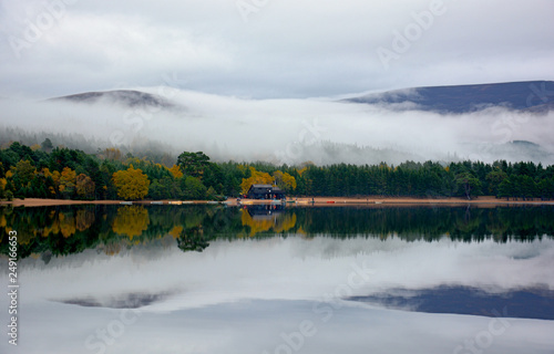 See Loch Morlich im Glenmore Forest Park bei Aviemore in Schottland im Herbst mit Nebel
