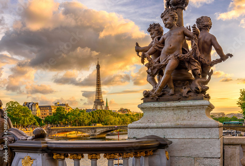 Fototapeta Rzeźba na moście Aleksandra III z Wieżą Eiffla w tle o zachodzie słońca w Paryżu, Francja
