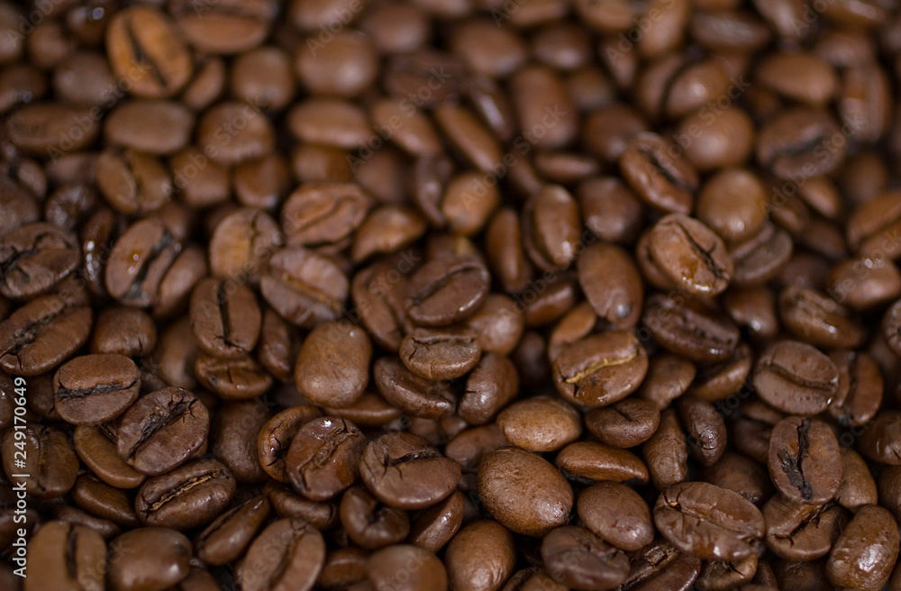 Viele Kaffeebohnen auf einem Haufen Viele Kaffeebohnen auf einem Haufen