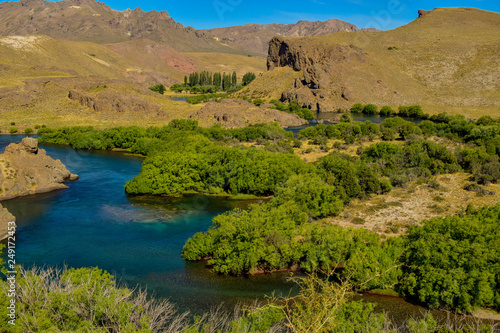 un rio color azul surca la estepa en la patagonia