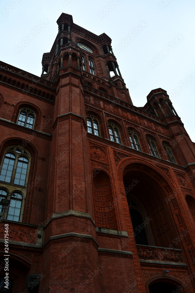 Das Rote Rathaus in Berlin mit Fassade, Fenstern und Eingangsbereich in Berlin, Deutschland