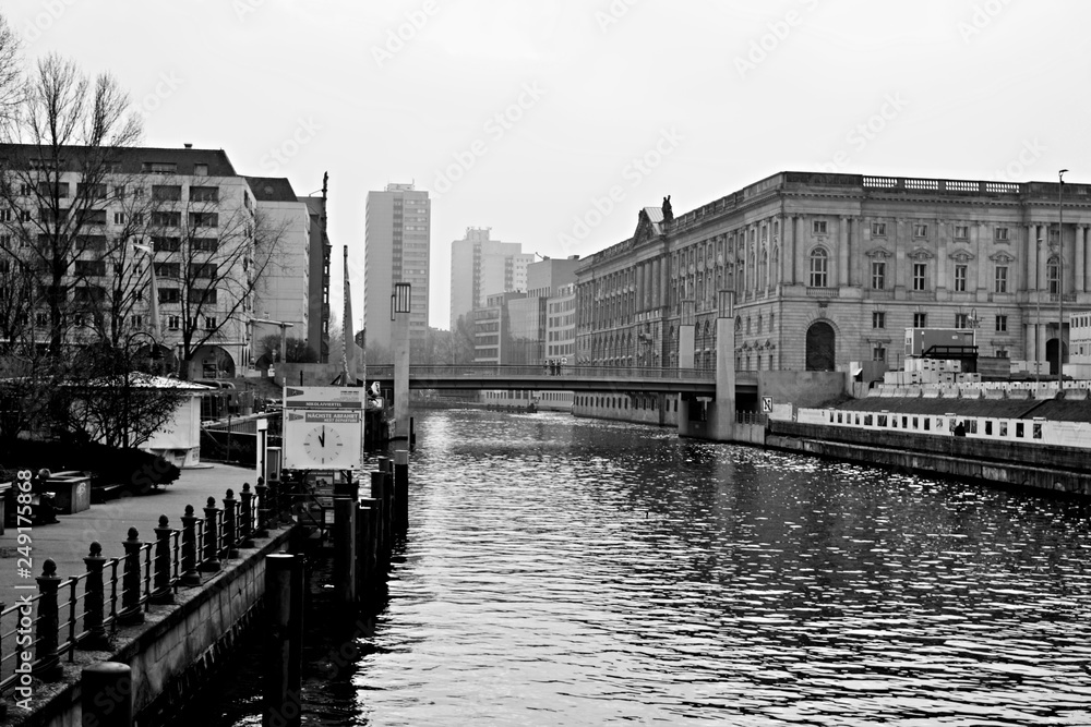 Fluss Spree in Berlin Schwarz-weiß mit Brücke und Blick auf die Stadt