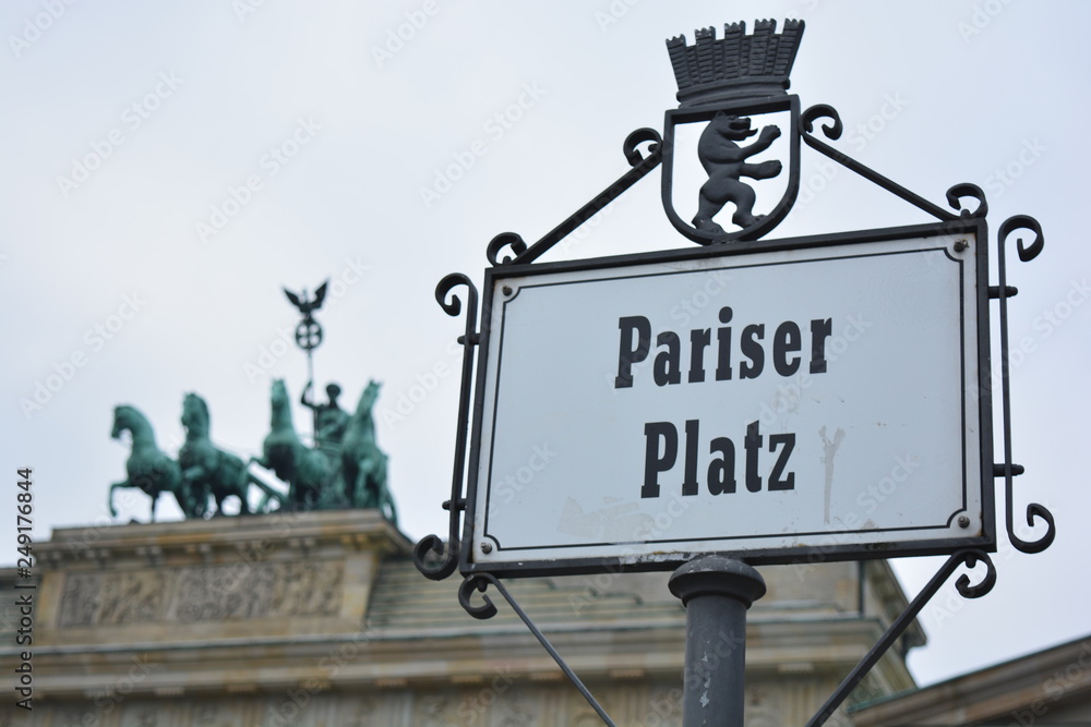 Schild des Pariser Platz mit Blick zum Brandenburger Tor in Berlin