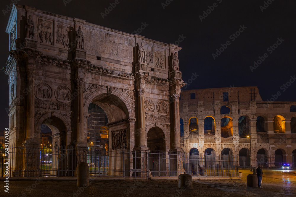 Arco de Constantino y Coliseo. Roma