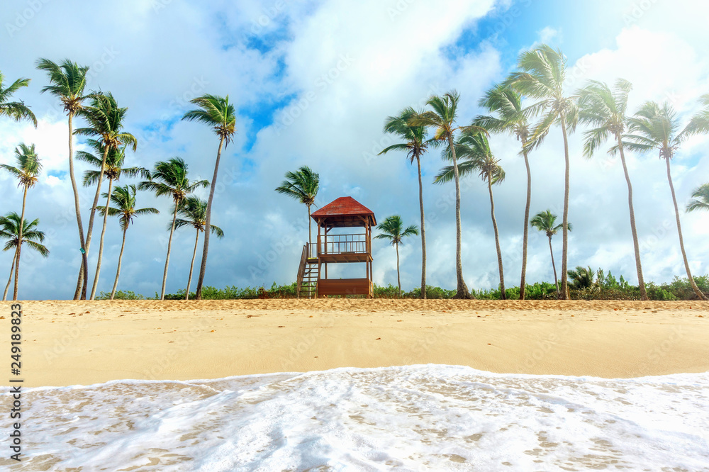 Fototapeta premium rescue tower on tropical beach
