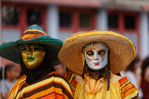 Couple de sombreros au carnaval de Cayenne en Guyane française