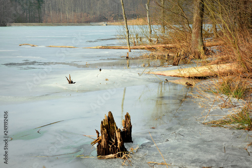 Fototapeta Naklejka Na Ścianę i Meble -  piękne zamarznięte jezioro, zima