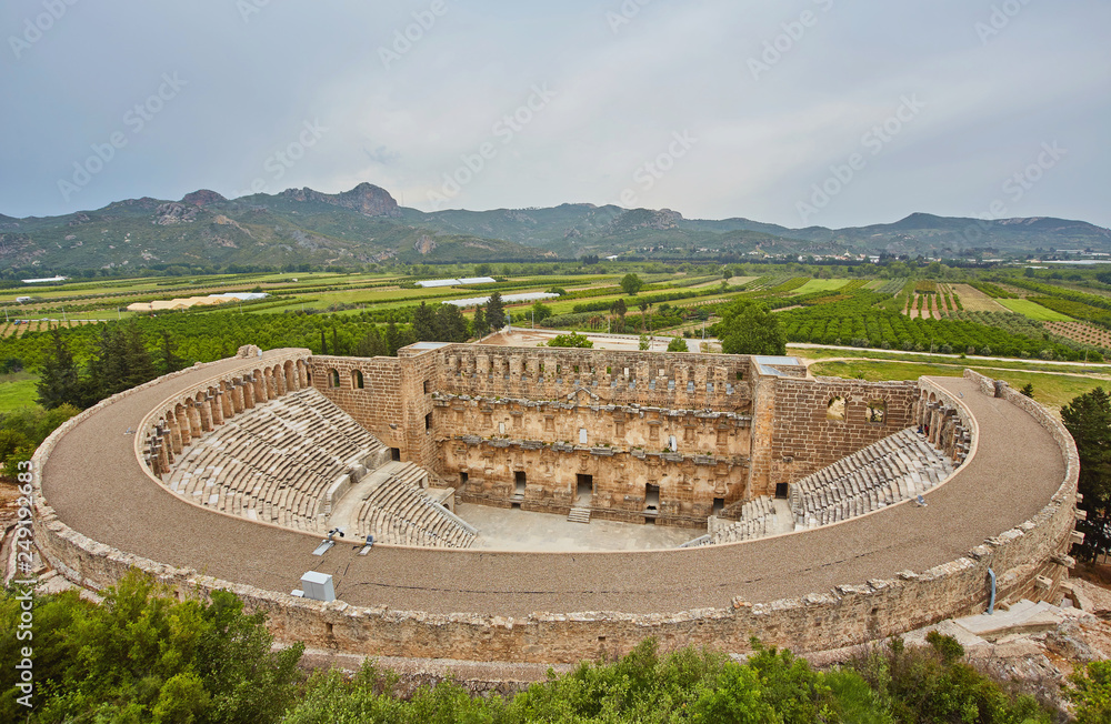 Fototapeta premium Starożytny amfiteatr Aspendos w Antalyi, Turcja