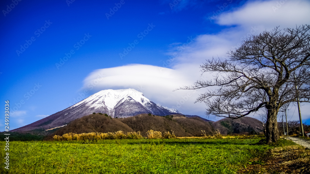 冬の大山、絶景の雪景色、日本、鳥取県、伯耆富士、笠雲