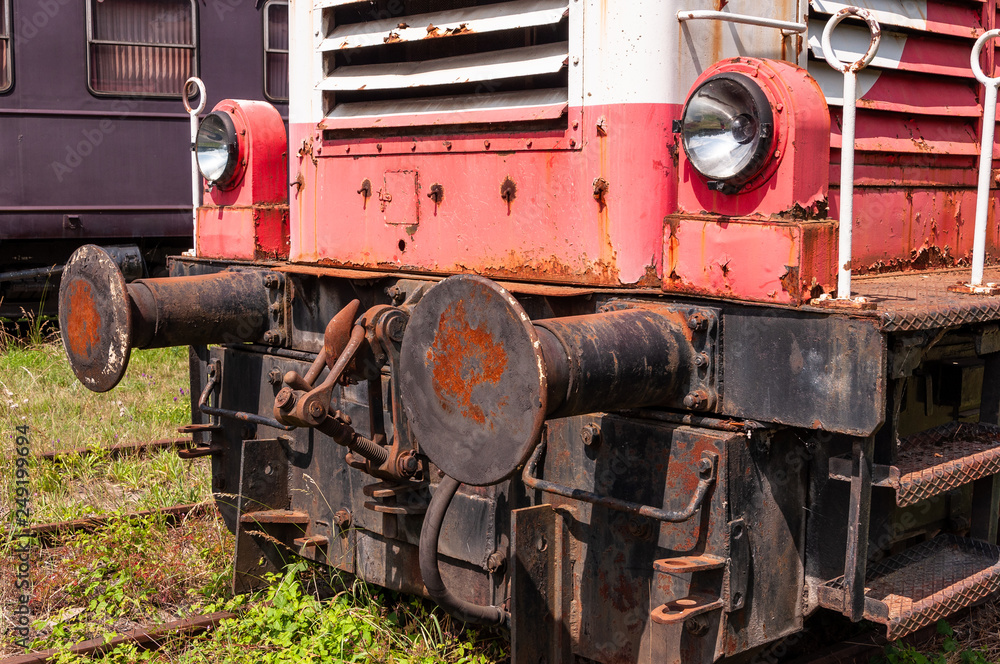 Front einer ausrangierten Lokomotive