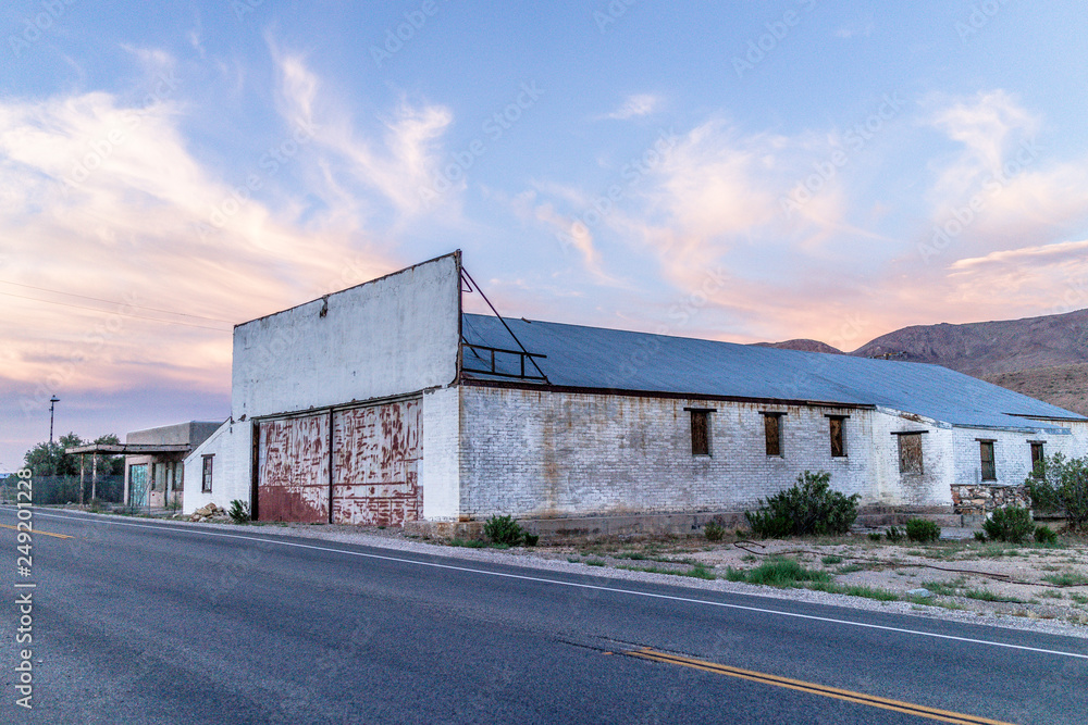 Obraz premium abandoned building on side of road