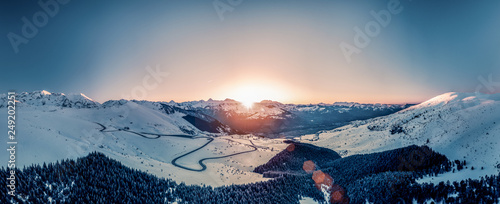 Panorama des Pyrénées au Coucher de soleil photo