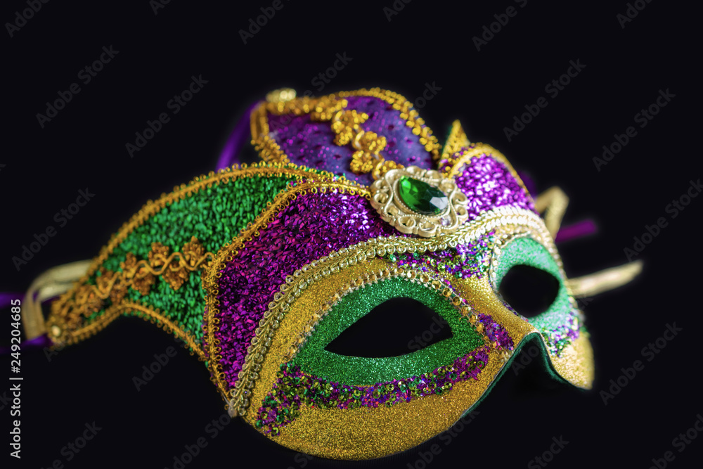 Naklejka premium Maska błazna leżącego na czarnym tle. Zamknij widok pełnej maski.