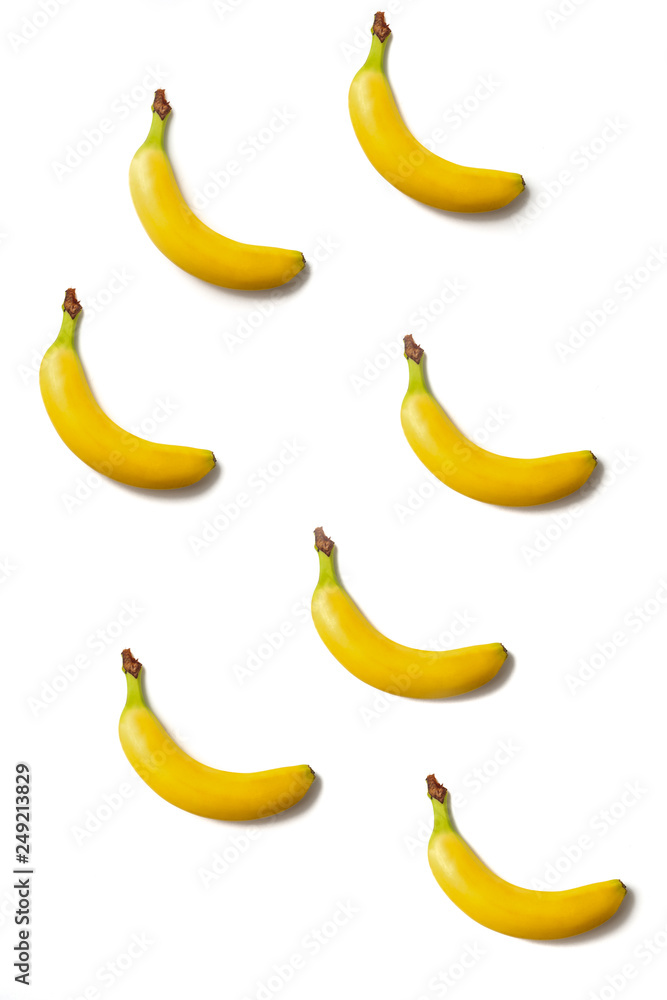 Plusieurs bananes sur fond blanc