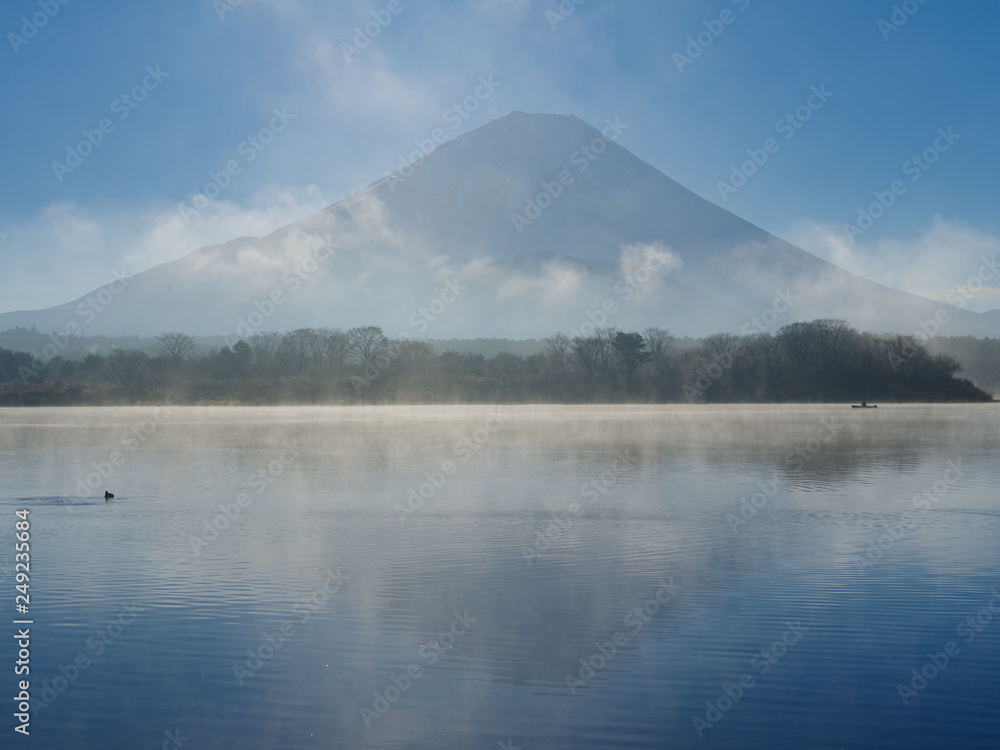 朝靄がたちこめる早朝の富士山と精進湖