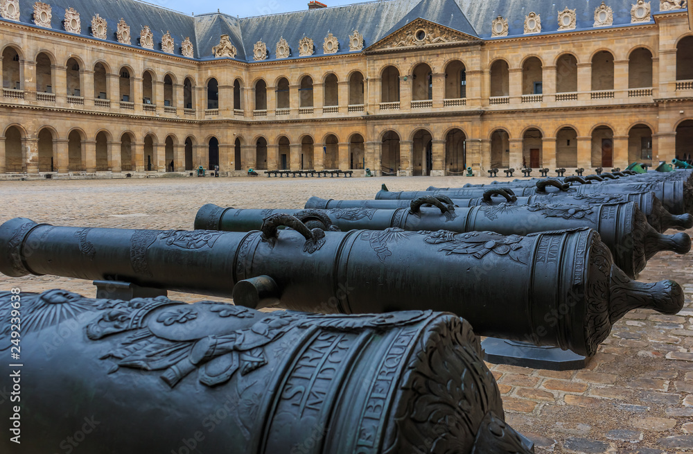 PISTOLET À SILEX PAR SIMON MONMAIN, 18ème SIÈCLE