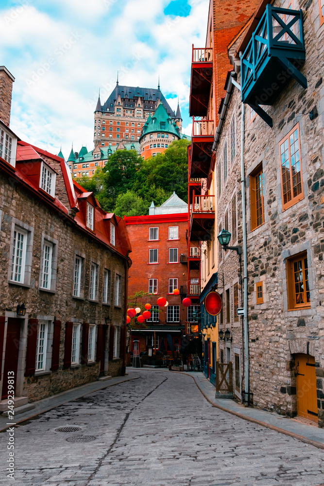 Naklejka premium Quartier Petit Champlain i zamek Frontenac w Old Quebec City, Quebec, Kanada