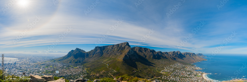 Fototapeta premium Table Mountain Panoramic with Sun Halo