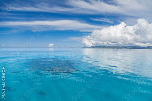 青く透明な南国の海