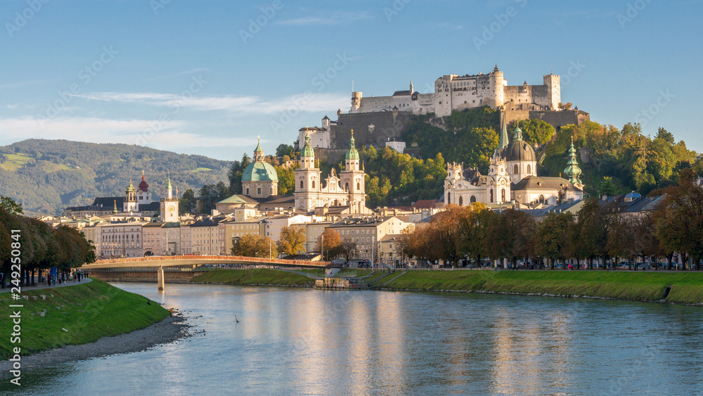 Obraz premium Panorama Salzburga w niebieskiej godzinie jesienią, Austria