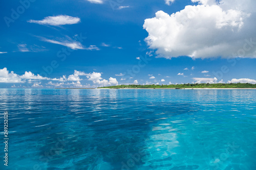 青く透明な南国の海 © Atsushi
