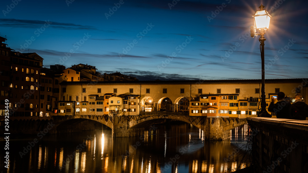 Naklejka premium Florencja nocą- most złotników- krajobraz włoskiego miasta