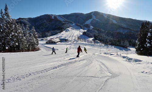 スキー場でウインタースポーツを楽しむ人たち