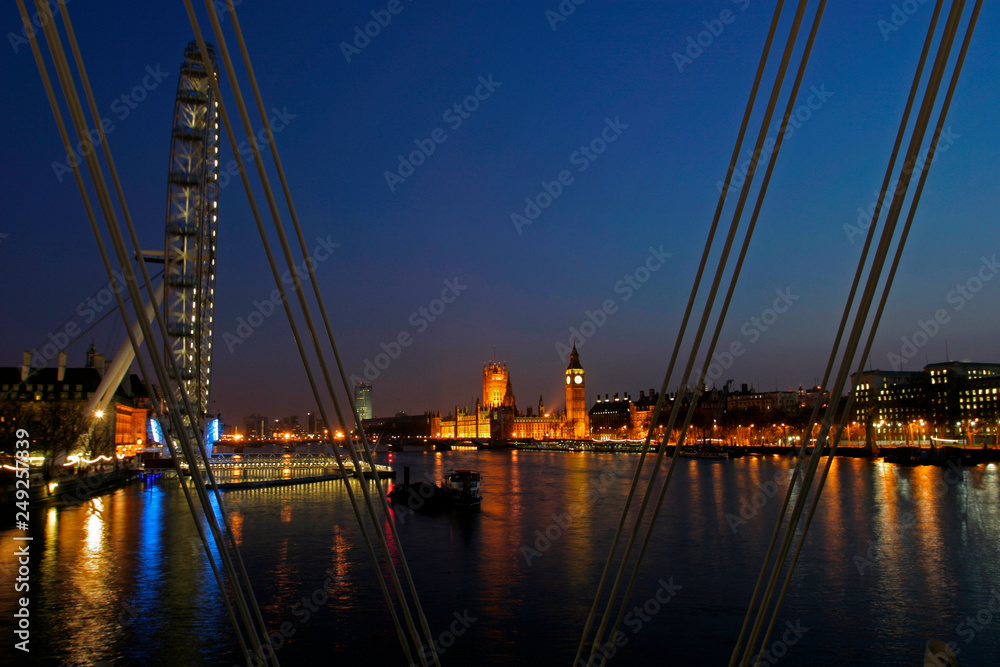 Obraz premium London, England, London Eye, Houses of Parliament mit Big Ben und Westminster Bridge