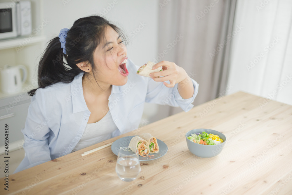 サラダ・女性 サラダ・女性