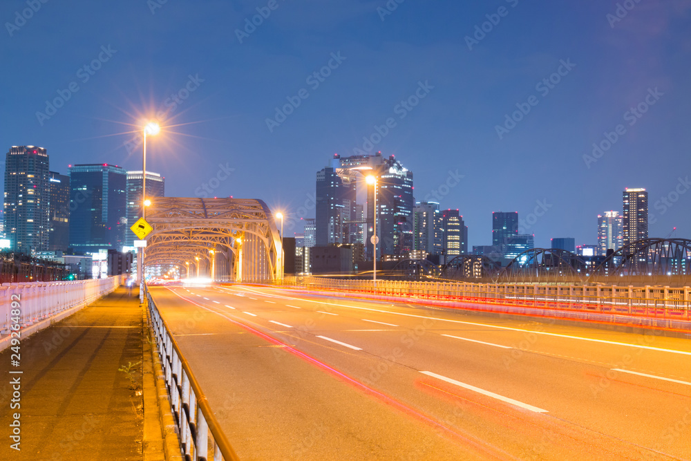 Obraz premium Beautiful road at Umeda from across the Yodogawa River.