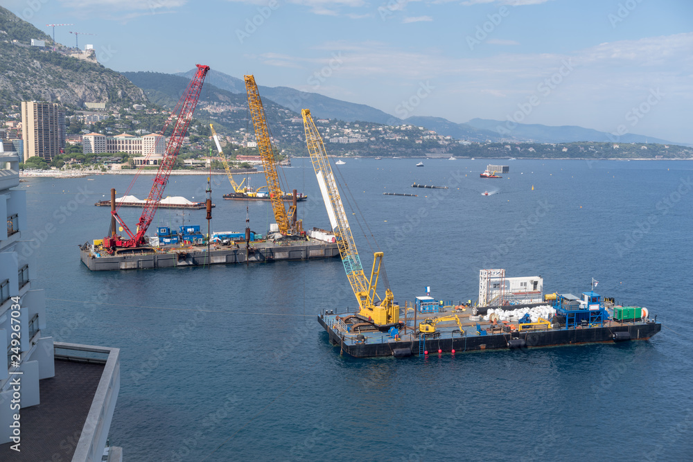Construction crane barges