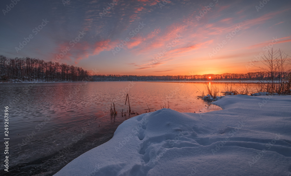 Зимний рассвет на озере